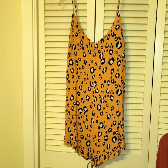 GP Pants - 💲5 for$15💲coral Cheetah print spaghetti strap ruffle leg trim v neck romper.